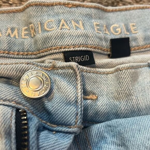 American Eagle Outfitters distressed Jean shorts~light wash - Picture 4 of 5